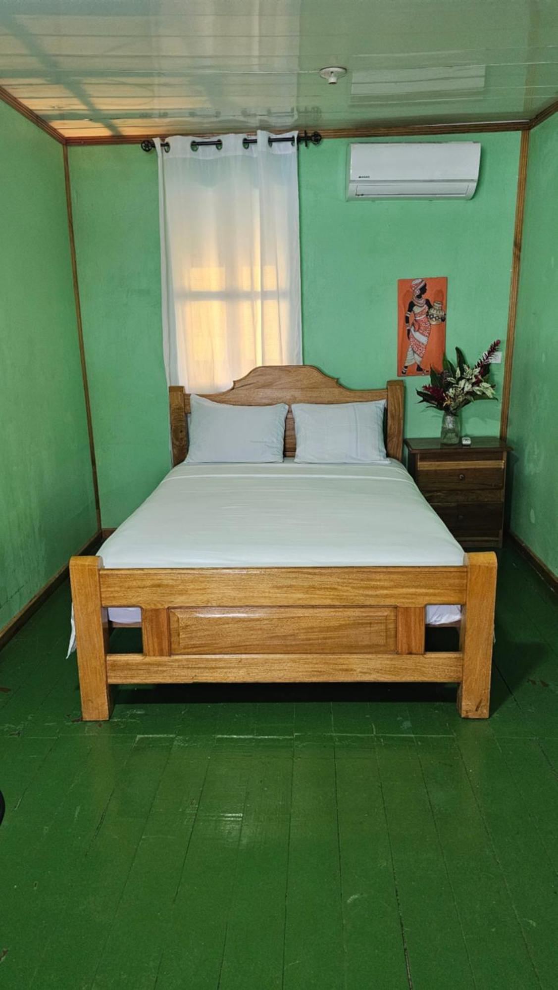 Bastimentos Hill Guest House Bocas del Toro Exterior photo